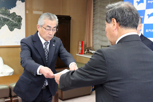 松浦教育長に辞令交付