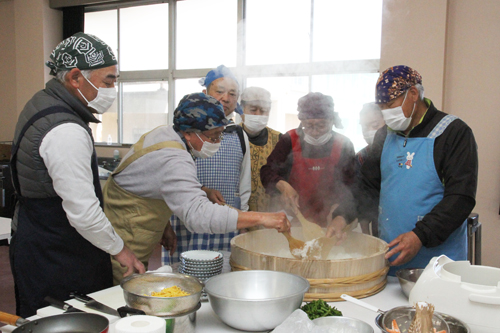 男性が協力し合って、一つの料理を完成させる