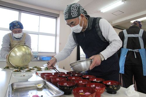 料理を装うのも男性で