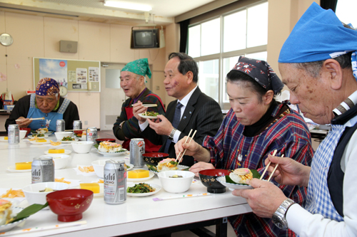 この日は大西市長も試食に訪れ、メンバーと一緒に食事を楽しんだ