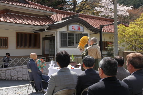 地元住民ら約30人が終業祈念式に参列