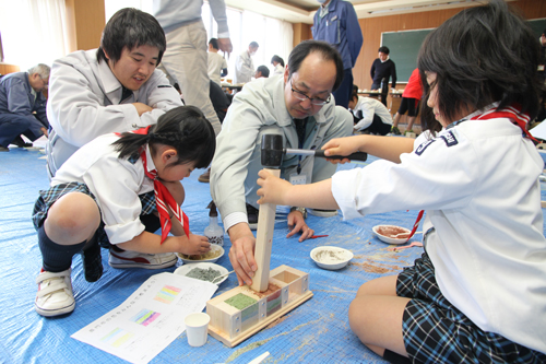 左官の技法の版築を学び、体験する