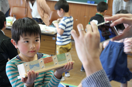 完成した版築ブロックと記念撮影