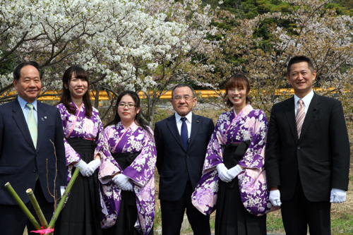 4代目の「青海島桜姫」となった藤田実優さん、室本悠栞さん、八道芹香さん