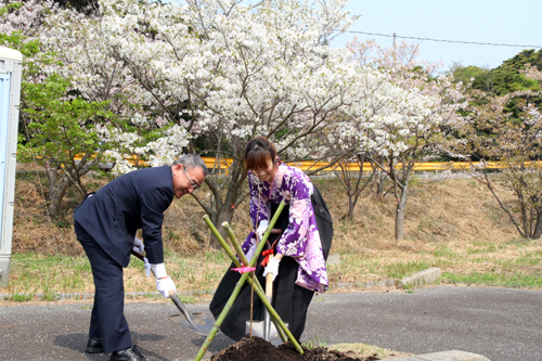 会場入口で植樹を行う