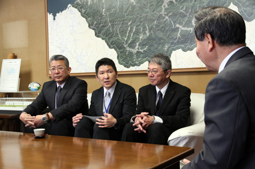 併任徴収辞令が交付された竹中主査（写真中央）