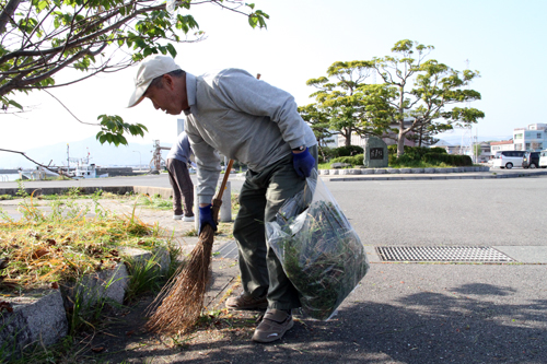 多くの雑草が集められました