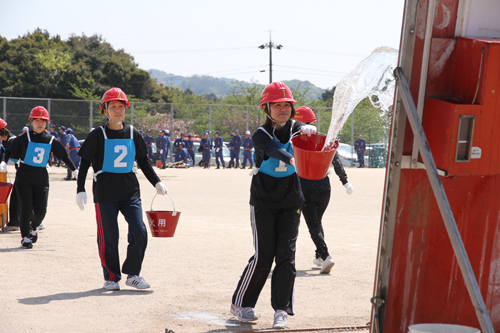 水バケツリレーに自治会で初参加した「いち女子かいっ！」