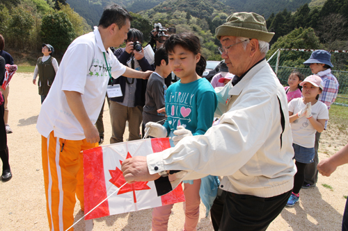 長門どうじん凧の会の指導のもと、一枚一枚空に揚げていく