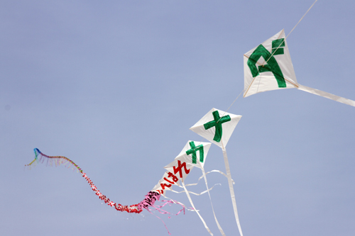 見事、大空に舞った152枚の連凧