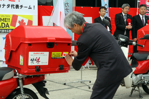 郵便配達用車両にステッカーが貼られました