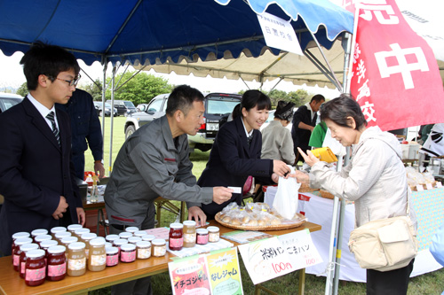 大津緑洋高校日置校舎の生徒もジャムやパンを販売