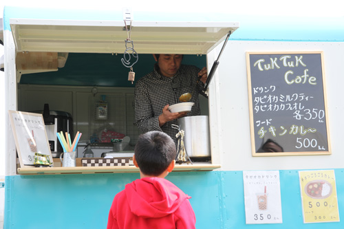 元地域おこし協力隊の津田さんの移動販売車も出店