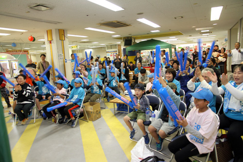 第１戦秋田大会のパブリックビューイングに約100人の市民らが応援に駆け付けた