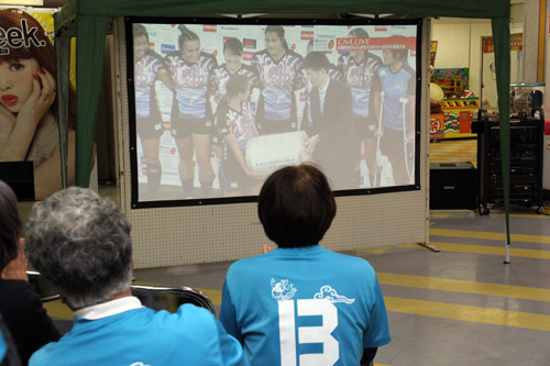 見事初優勝したながとブルーエンジェルスを会場中が祝った