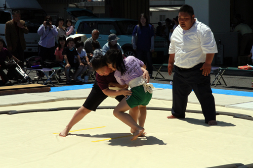 子ども相撲では白熱した戦いが繰り広げられました