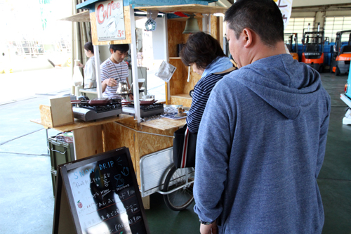 多くの出店に列をなし、来場者は舌鼓を打っていました