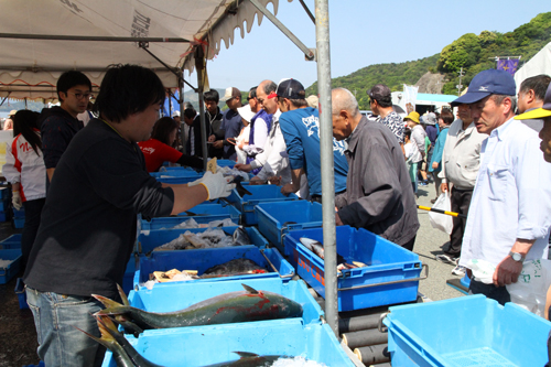 鮮魚販売では長蛇の列ができました