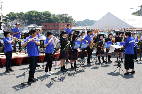 ステージでは楽々団が計５曲を披露しイベントを盛り上げました
