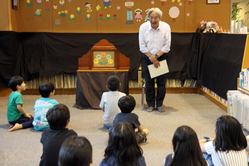 「普段と違う夜の図書館の雰囲気を楽しんでほしい」と濱野館長