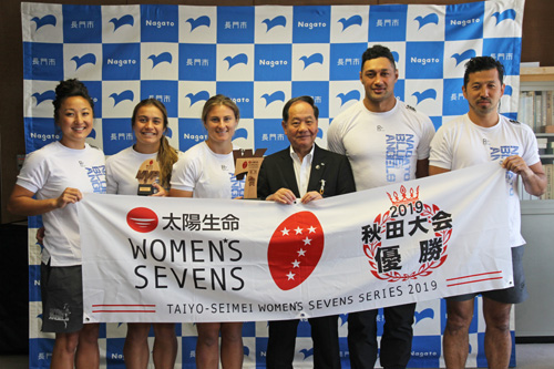 優勝報告に訪れたながとブルーエンジェルスのコーチ・選手ら