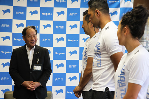 「優勝はチーム一丸となって戦った成果。皆さんの優勝で長門市を全国に発信できた」と大西市長