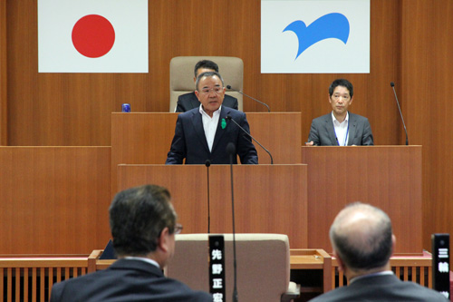 議長に選出された武田新二議員