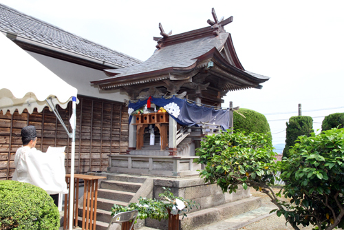 三隅八幡宮の古屋正次宮司が祝詞を奏上しました