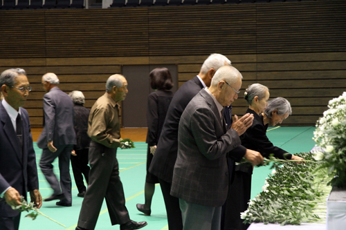 参列者は順番に生花を祭壇に献花し、手を合わせ戦没者の冥福を祈りました