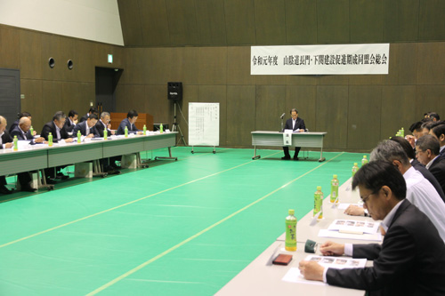 長門市と下関市の関係者ら約30人が出席