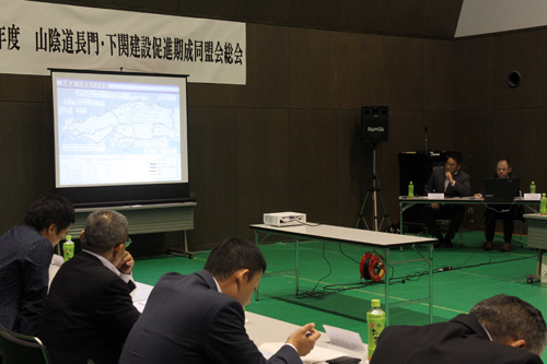 山陰道の整備状況について、国土交通省中国地方整備局山口河川国道事務所の高井所長が説明