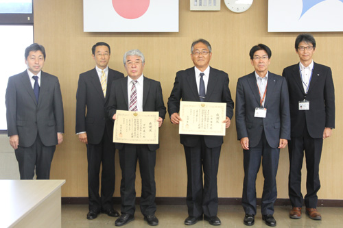 退任する行相談員への感謝状伝達式