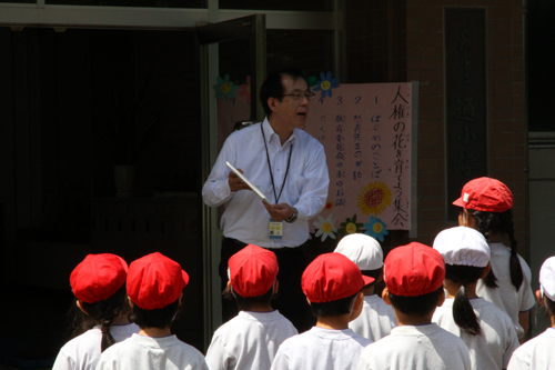 山口地方法務局の瓜生萩支局長が人権についての講話をした後、花壇に設置する看板を児童へ贈呈しました