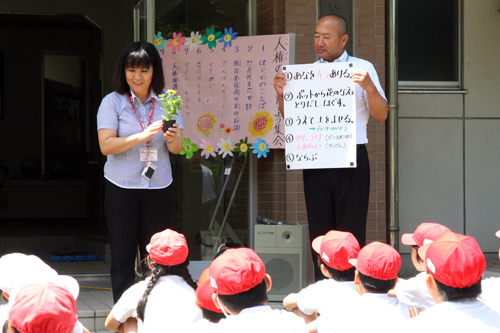 児童らは先生から花の植え方を教えてもらった後、花を植えました