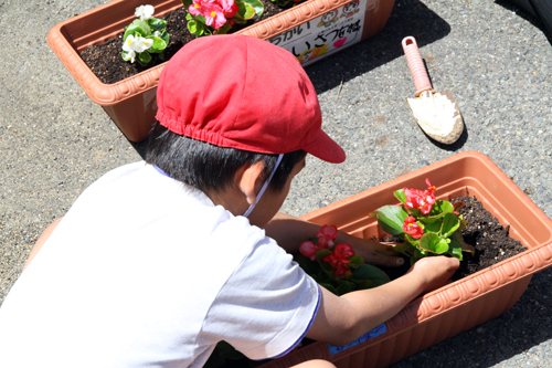 通小学校のほか、向津具小学校にも訪れる予定です。