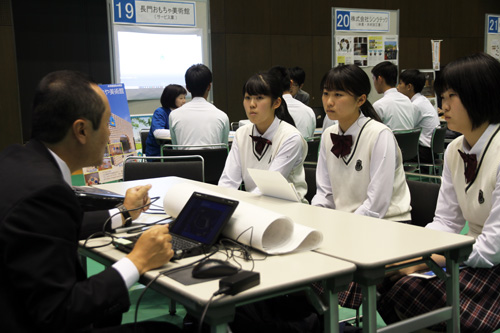 企業の概要を熱心に聞く生徒ら