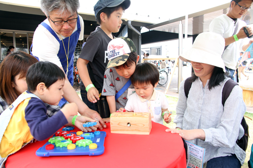 芝生広場では木のおもちゃで遊べるプレイコーナーが設置され、親子連れでにぎわった