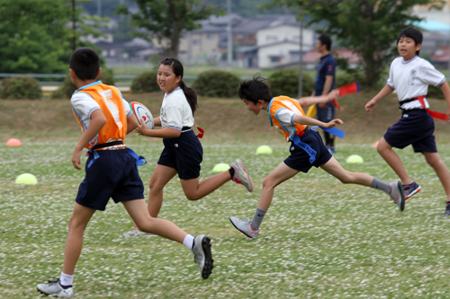 タックルの代わりにタグをとることで、接触のない安全なプレーができる