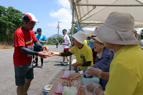 各エイドでは地域住民らによる心のこもったおもてなしが行われた