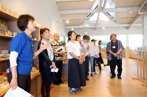 NPO人と木の岩本理事長が長門おもちゃ美術館内を案内