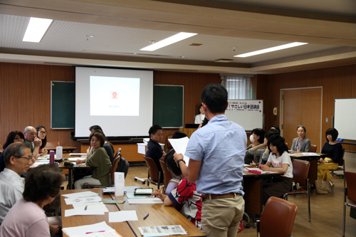 参加者は日本語の伝え方の工夫などを学びました