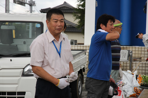 「夏の観光客や市民らに花壇を楽しんでほしい」と村田駅長