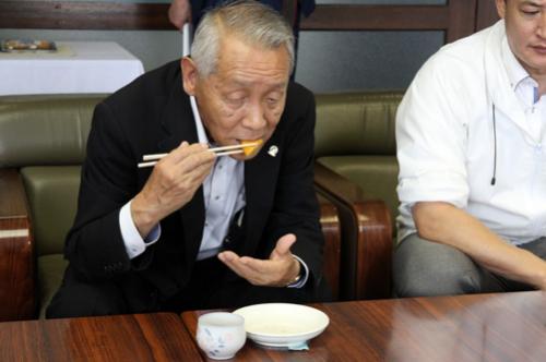 「やわらかくて美味しい」と試食した感想を述べる出席者