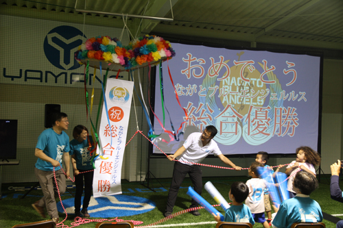長門市内でも優勝を祝い、くす玉が割られた