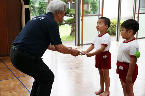 宗頭幼稚園の園児４人に家読ノートが手渡されました