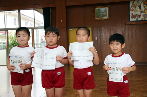 園児らは「お兄ちゃんに絵本をよんでもらう、簡単な絵本を自分で読んでみたい」などと楽しそうに教えてくれました