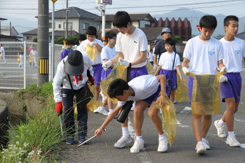 落ちているごみを拾って歩く