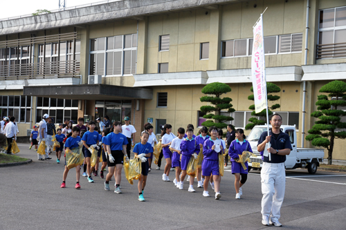 2コースに分かれてごみを拾って歩いた