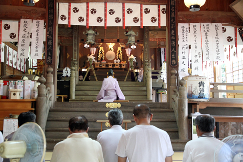 出発を前に虫除けの神事が行われました