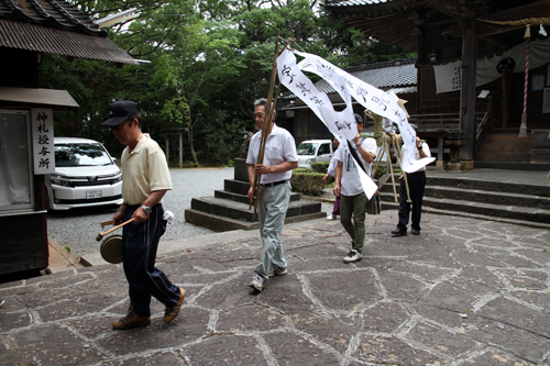 東深川の飯山八幡宮を出発